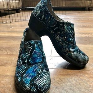 Naturalizer blue marble slip on shoes